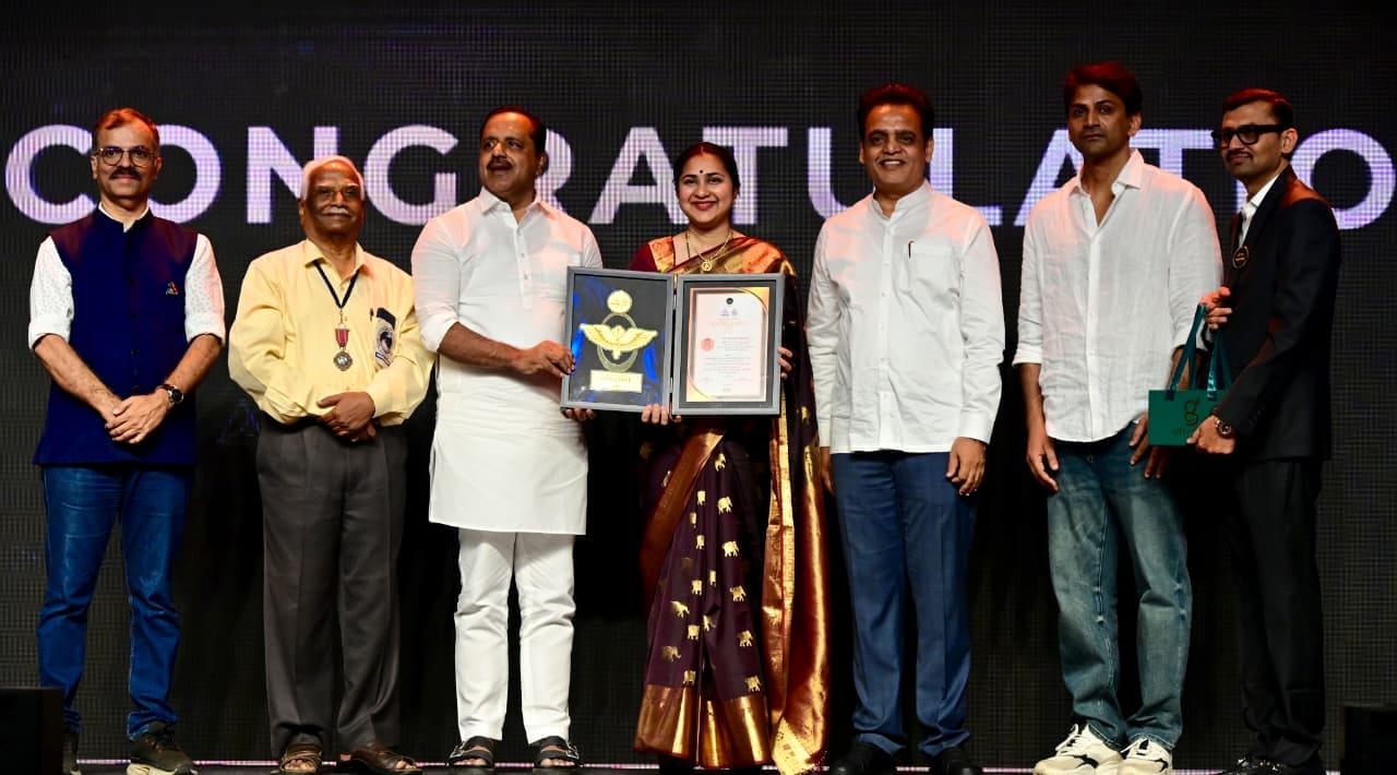 Dr. Sneha Shetty receiving the Excellence in Advanced IVF Treatment award at the VK & BM Health Excellence & Conclave